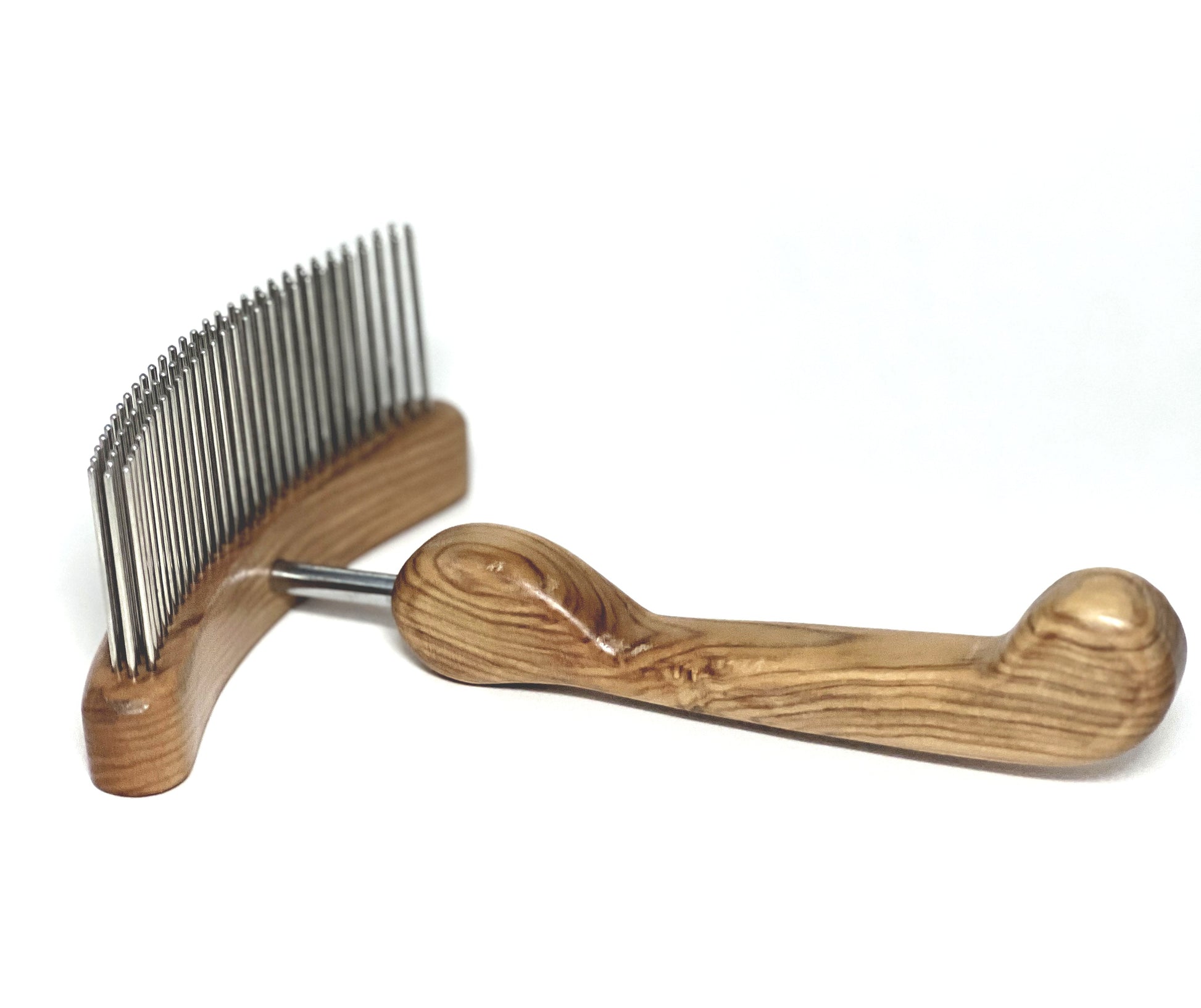 The Aaronco® Undercoat'R™ Professional Pet Grooming Rake is ideal with medium to long double coats. Designed by industry leader Sam Kohl, it untangle knots, remove dense undercoat and reduce excess topcoat. Its curved stainless steel head and blunt tines offer increased coat removal without damageing the fur or skin.