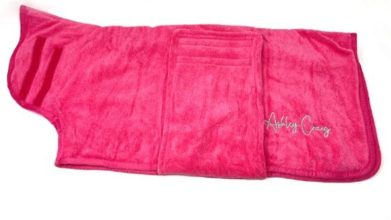 Ashley Craig has created a double-thickness velvet microfiber, pet robes which can absorb up to 50% more water than other microfiber towels, significantly reducing drying times. Ideal for preparing wire hair and flat coated breeds for show. Each robe has a secure Velcro closure and fits over the head with ease. Pink.