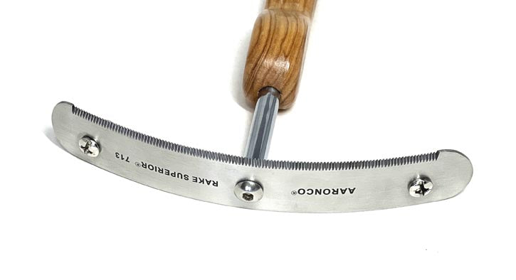 The Aaronco® Micro Shedder™ Professional Pet Grooming Rake works best de-shedding short, double coats. Designed by industry leader Sam Kohl, it removes dense undercoat, and reduce excess topcoat. Its curved stainless-steel head and blunt micro-size teeth maximize coat removal without damage to the fur or skin.