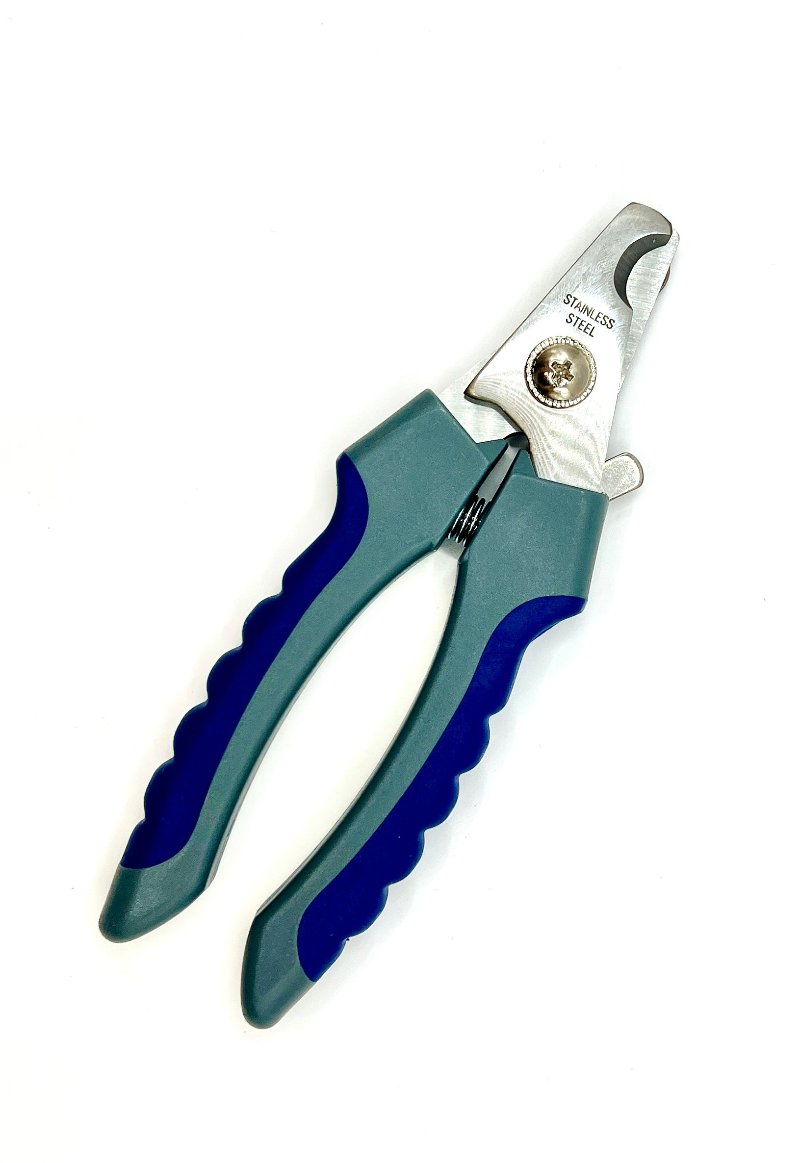 These light weight professional-grade nail trimmers feature heavy-duty stainless steel curved blades and ergonomic contoured handles, allowing for greater control with less strain on the hands. The contoured, curved blades allow for greater maneuverability for all shapes and lengths of nails. Large closed position.