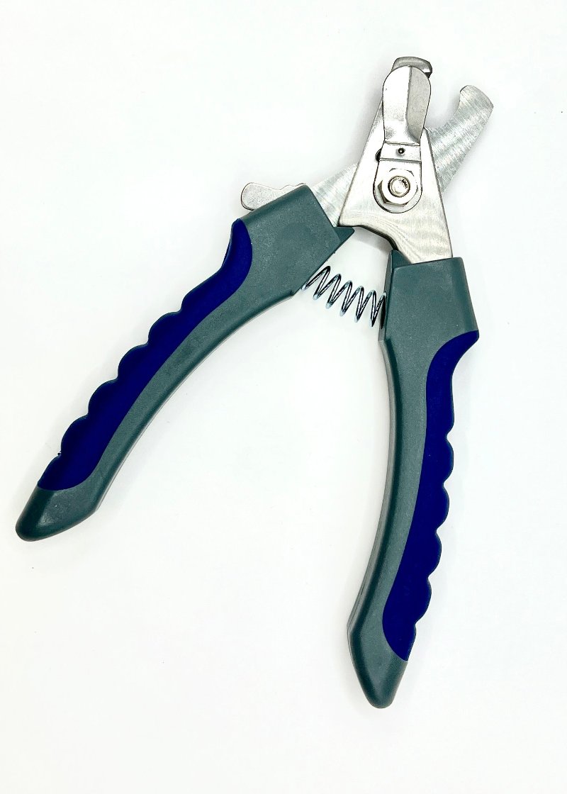 These light weight professional-grade nail trimmers feature heavy-duty stainless steel curved blades and ergonomic contoured handles, allowing for greater control with less strain on the hands. The contoured, curved blades allow for greater maneuverability for all shapes and lengths of nails. Large open position.